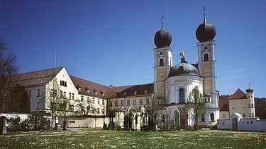 Eine blühende Wiese vor der prächtigen barocken Klosteranlage Metten im Bayerischen Wald. | Bild: picture-alliance / dpa | Willy Matheisl