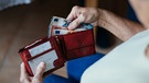 Symbolbild: Alte Dame zählt die Geldscheine in ihrem Geldbeutel | Bild: BR / Julia Müller