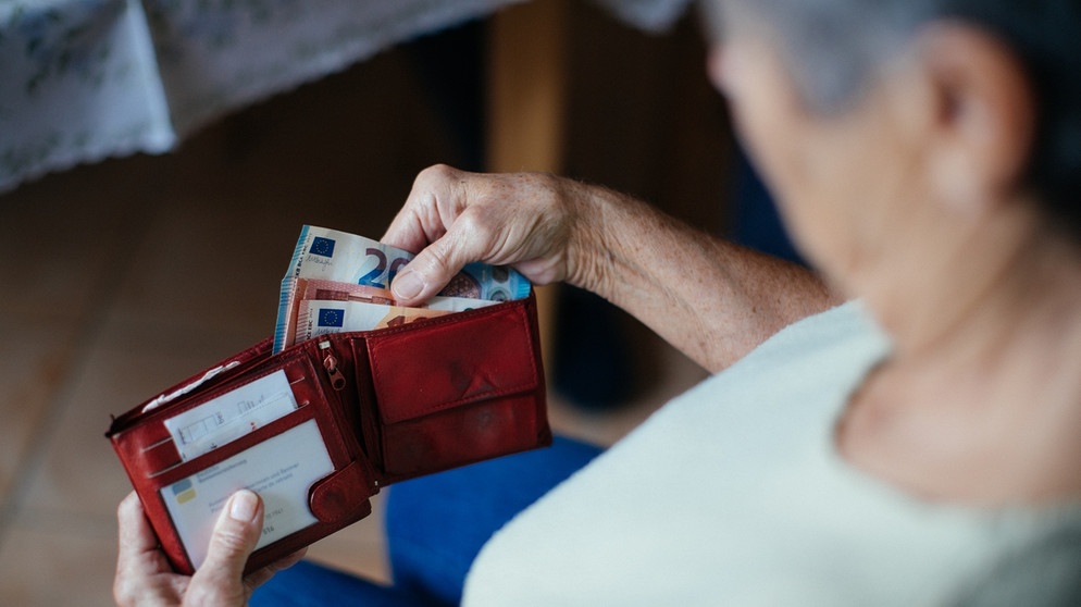 Symbolbild: Alte Dame zählt die Geldscheine in ihrem Geldbeutel | Bild: BR / Julia Müller