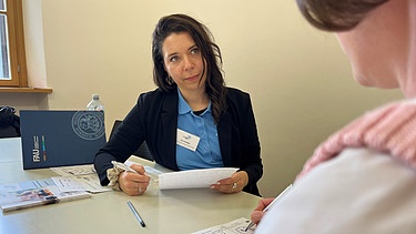 Testerin Lisa Laininger (links) vom Digitalen Demenzregister der Uni Erlangen mit einer Testperson. | Bild: BR / Anna-Elena Knerich