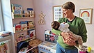 Die Ehrenamtliche Silvia Katzmaier vom Projekt "Wellcome" mit einem Baby beim Spielen | Bild: BR / Julia Grantner