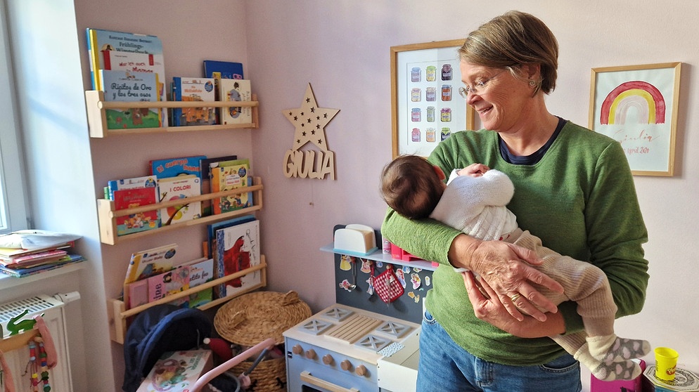 Die Ehrenamtliche Silvia Katzmaier vom Projekt "Wellcome" mit einem Baby beim Spielen | Bild: BR / Julia Grantner