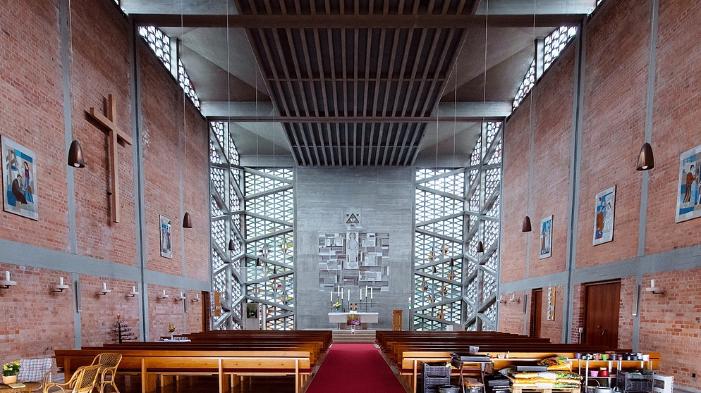 Die 1962 erbaute Evangeliumskirche im Hasenbergl wird jetzt saniert und umgebaut, um sie gemeinsam mit der Diakonie nutzen zu können. | Bild: picture alliance/dpa | Sven Hoppe