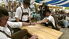 Bayerischer Traditionssport: Fingerhakeln | Bild: BR