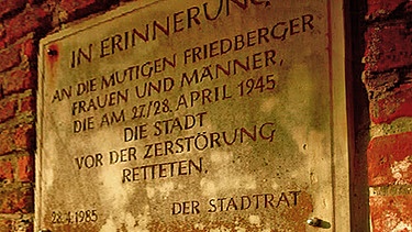 Eine Gedenktafel erinnert noch heute an die mutigen Frauen und Männer, die die Geschicke Friedbergs am Kriegsende so entscheidend beeinflusst haben. | Bild: BR