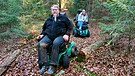 Günter Sellmayer und Karin Birkner erkunden den Wald per E-Rolli. | Bild: BR