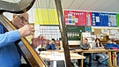Hans Dondl beim Unterricht in der Grundschule in Kochel | Bild: BR