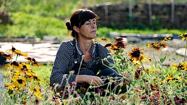 Alexandra und Miriam Distler aus Sinzing haben zusammen die Blumenfarm "Landstreich" gegründet  | Bild: BR