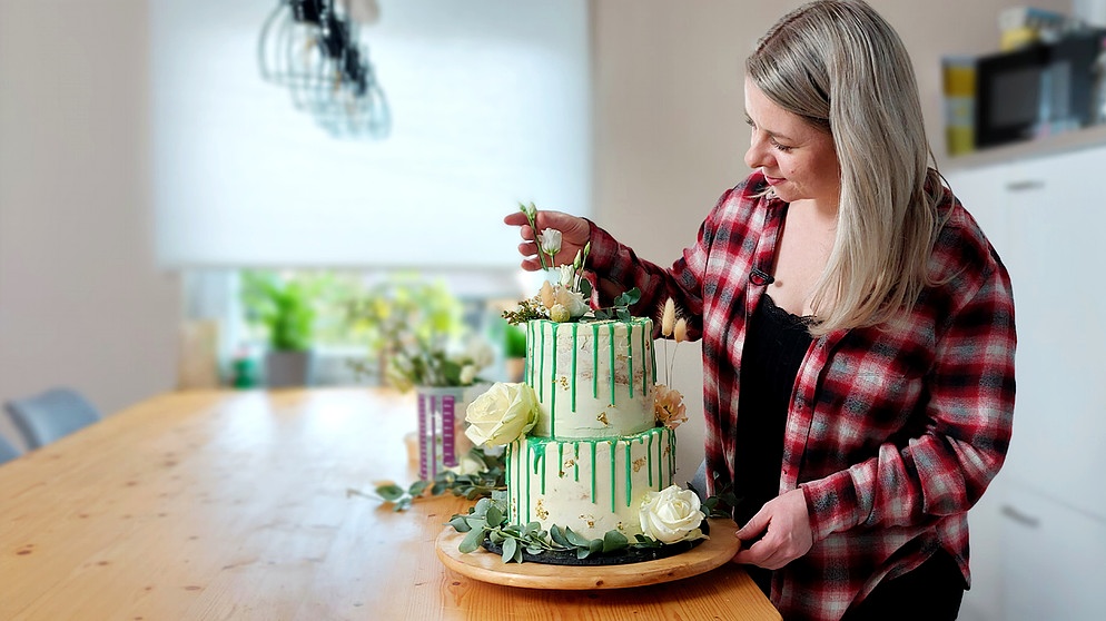 Maria Merkle mit einer selbstkreierten Torte | Bild: BR / Susanne Ilse