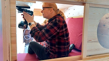 Monika Frei beim Ausbau eines Mini-Campers | Bild: BR