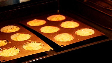 Nach etwa 30 Minuten im Ofen sind die herzhaften Kartoffelmuffins fertig | Bild: BR