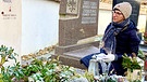 Brigitte Herzog am Grab ihrer Tochter in Langenerling | Bild: BR / Brigitte Meißner