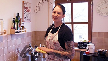 Sabrina Kment beim Plätzchenbacken in ihrer Küche. | Bild: BR