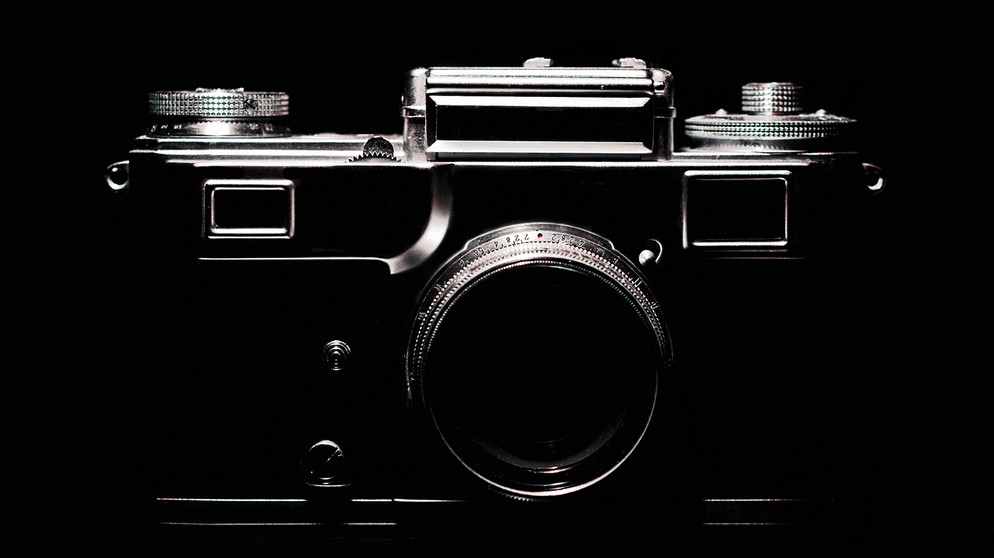 Eine analoge Fotokamera | Bild: picture alliance / Zoonar | Sofiia Potanina