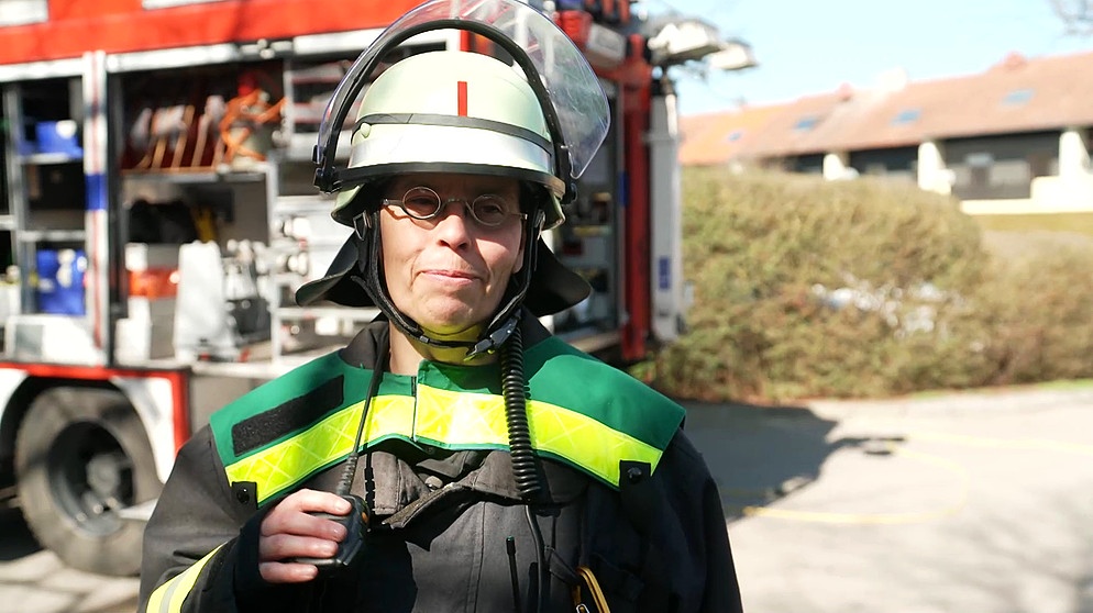 Im Einsatz: Feuerwehrkommandantin Simone Körner, seit kurzem erste Kommandantin in Augsburg/Haunstetten | Bild: Bayerischer Rundfunk 2023