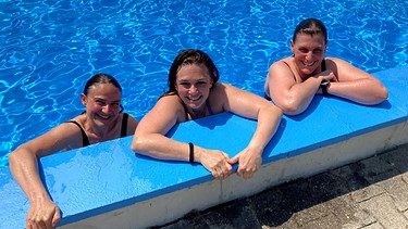 Die Schwimmbadretter Sabine Lazar (li), Bianca Lanzinger (mi), Birgit Ebenbeck (re). | Bild: BR / Elisabeth Leinisch