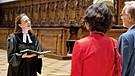 Pfarrerin Gabriele Kainz in der Dreieinigkeitskirche in Regensburg bei einer spontanen Trauung.
| Bild: BR / Julia Grantner 