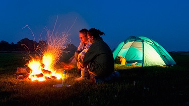 Symbolbild: Wildcamper vor einem Lagerfeuer | Bild: picture-alliance/dpa | Axiom Photographic | Digital