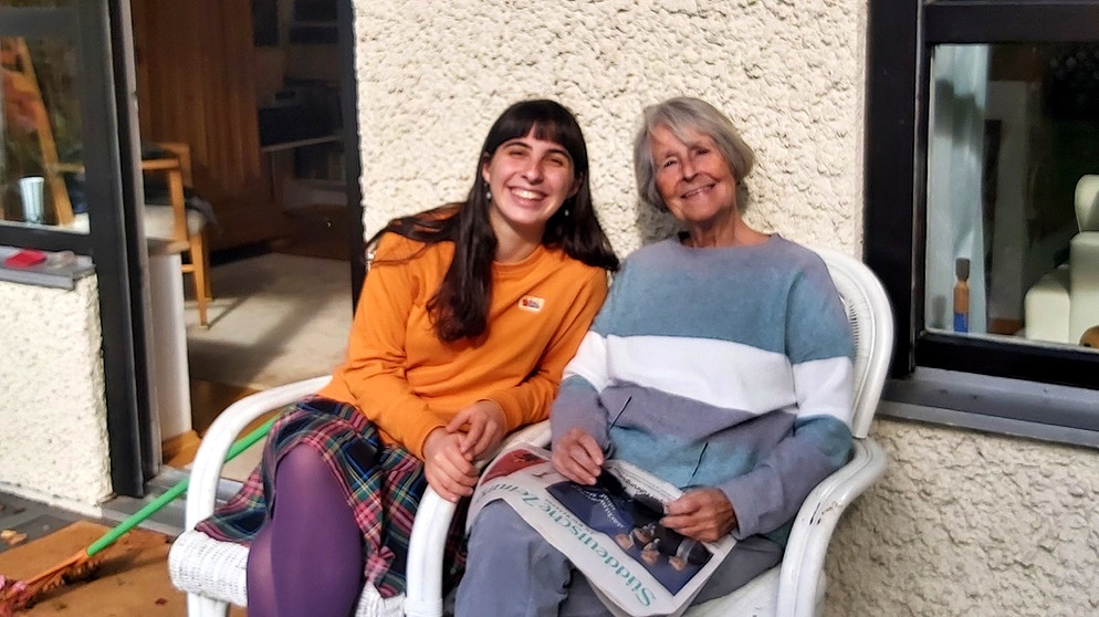 Die 19jährige Studentin Natia Giorgidze aus Georgien und die 89jährige Barbara Friedrich | Bild: BR
