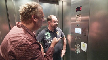 Oliver Wiedenfeld testet mit Moderator Thomas Zander einen barrierefreien Fahrstuhl | Bild: BR
