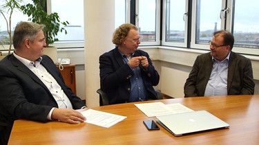 Sehen statt Hören-Moderator Thomas Zander (Mitte) mit Helmut Vogel (li) und Daniel Büter (re) | Bild: BR