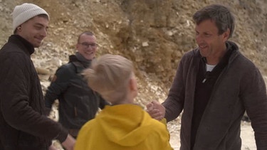Jason und Viktor treffen den Paläontologen Raimund Albersdörfer - mit dabei: Gebärdensprachdolmetscher Tom Exner | Bild: BR