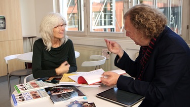 Gebärdensprachdozentin Margit Hillenmeyer im Gespräch mit Sehen statt Hören-Moderator Thomas Zander | Bild: BR