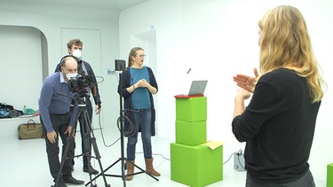 Gebärdensprachdozentin Anke Klingemann und ihr Team produzieren Videos für die DGS-Kurse für Pädagogen | Bild: BR