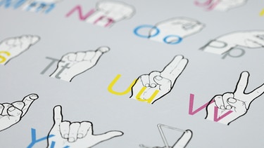 Tafel zum Lernen der Gebärdensprache, Foto: Karl Holzhauser, (c)MEV_Designers-Fond-Collection_57 | Bild: MEV/Karl Holzhauser
