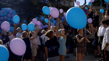 Ballonaktion bei der Anerkennungsfeier der Gebärdensprachliche Kirchengemeinschaft | Bild: BR