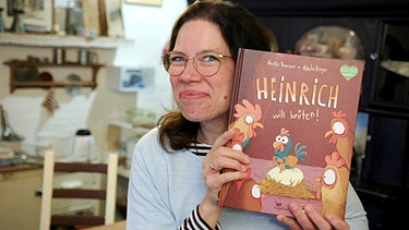 Susanne Genc liest für Kinder in Gebärdensprache "Heinrich will brüten" | Bild: BR