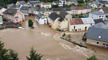 Aufnahmen vom Hochwasser und den Helfertrupps | Bild: BR