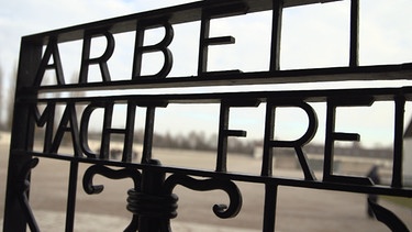 Eingangstür KZ-Gedenkstätte Dachau | Bild: BR