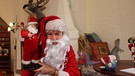 Anke Klingemann verkleidet mit einer Weihnachtsmannfigur | Bild: BR/Steffi Wolf