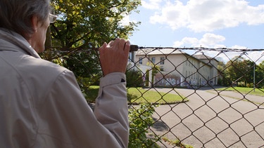 Hans Busch schaut sein ehemaliges Heim an | Bild: BR
