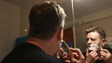 Bruno rasiert sich | Bild: BR