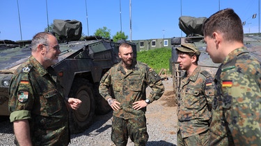Militärpfarrer Gunther Wiendl im Gespräch mit Soldaten | Bild: BR/ Axel Mölkner-Kappl