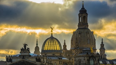 Dramatische Lichtstimmung über der Altstadt Dresdens mit Blick auf das Albertinum, dieKunstakademie und die Frauenkirche. | Bild: picture alliance/DUMONT Bildarchiv