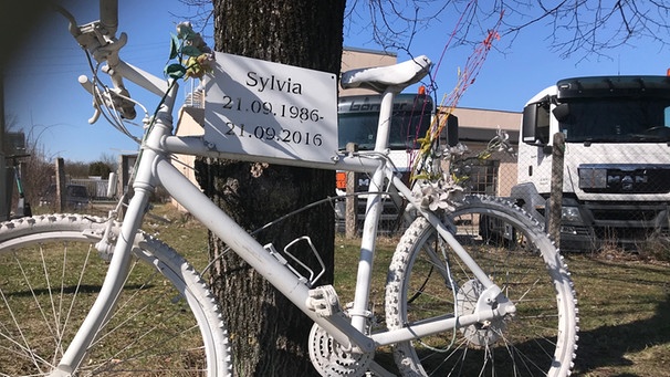 Ein weiß angesprühtes Fahrrad erinnert an ein Unfallopfer. | Bild: Moest/BR