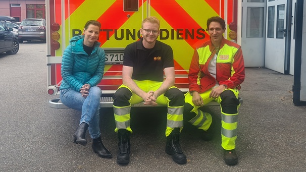 STATIONEN-Moderatorin Irene Esmann mit zwei Münchner Rettungssanitätern | Bild: BR