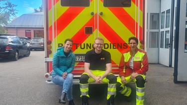 STATIONEN-Moderatorin Irene Esmann mit zwei Münchner Rettungssanitätern | Bild: BR