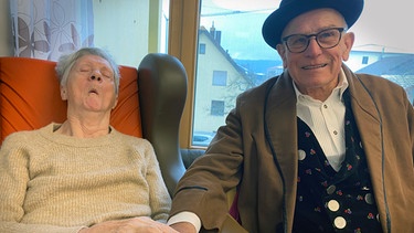 Ein älteres Ehepaar, der Mann besucht seine demente Frau jeden Tag im Pflegeheim. | Bild: BR
