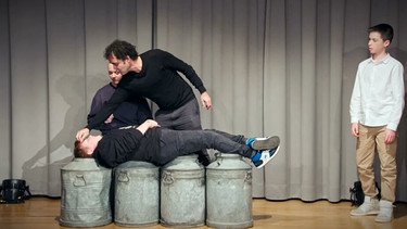 Ein Theaterpädagoge versucht Jugendliche für den Pflegeberuf zu begeistern. | Bild: BR
