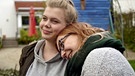 Jana (rechts) war erst sieben, als ihre kleine Schwester die Diagnose Krebs bekam. | Bild: BR/Radio Bremen