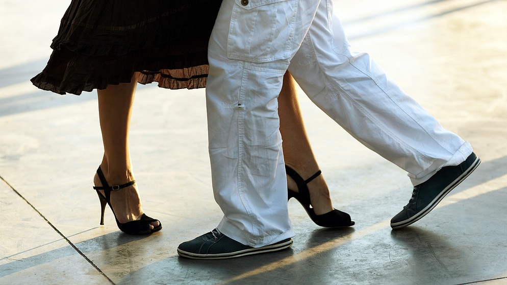 Symbolbild: Beine eines tanzendes Paares | Bild: colourbox.com
