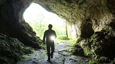 Bumillo betritt eine Höhle | Bild: BR