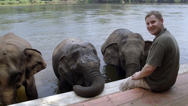 Tiermedizin-Student Christian bei seinem Auslandspraktikum in Thailand | Bild: BR/isarflimmern