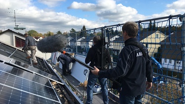 Kamerateam des Bayerischen Fernsehen auf dem Photovoltaik-Dach | Bild: BR