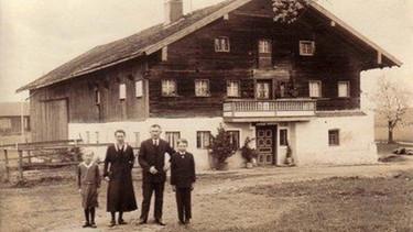 Traumhäuser: Ein Haus mit Glaskuben; historisches Schwarz-Weiß-Foto, das frühere Hofbesitzer zeigt. | Bild: Andrea Engelbrecht