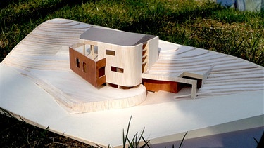 Ein Haus mit Kurven und Kanten - Baumodell des Architekten | Bild: BR